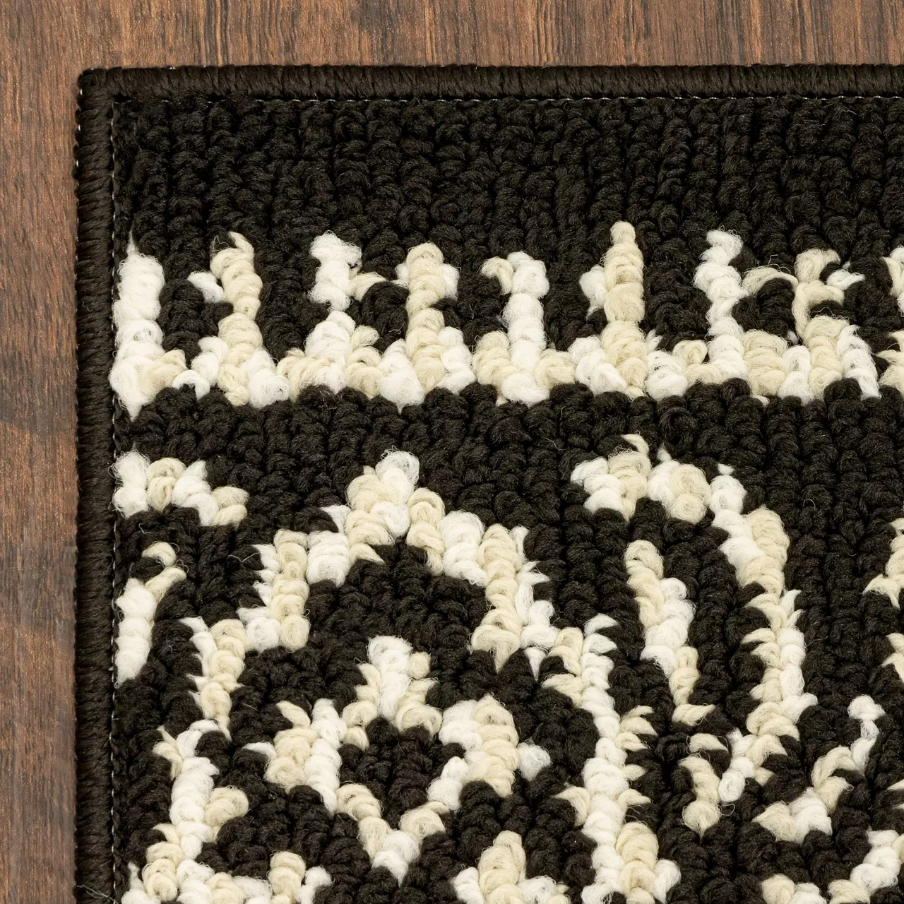 Broyhill Black & White Ornate Fascination Accent Rug 9 Broyhill Black & White Ornate Fascination Accent Rug - Image 9